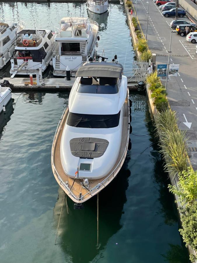 Motoryacht 21 Avec Equipage Hotel Barcelona Bagian luar foto