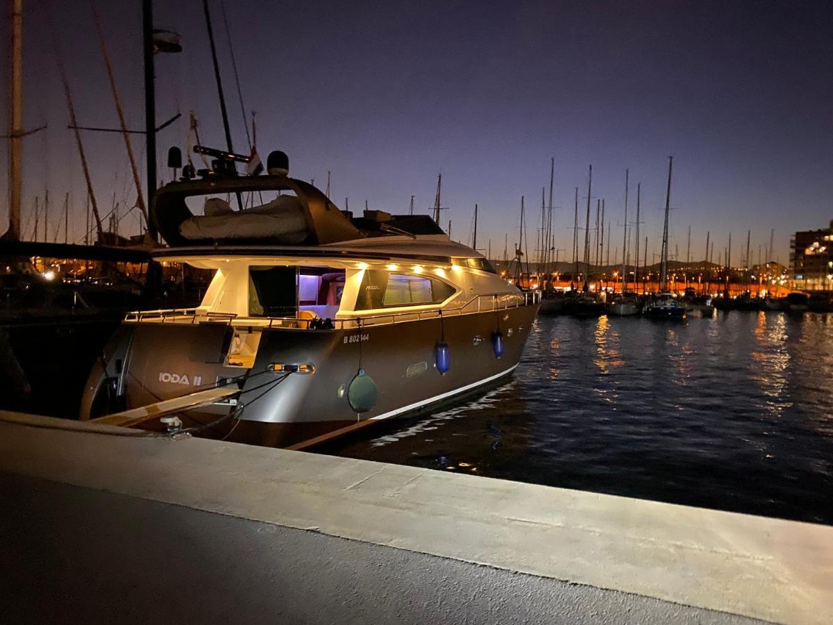Motoryacht 21 Avec Equipage Hotel Barcelona Bagian luar foto