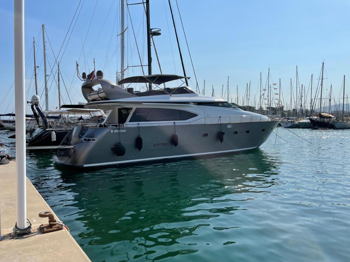 Motoryacht 21 Avec Equipage Hotel Barcelona Bagian luar foto