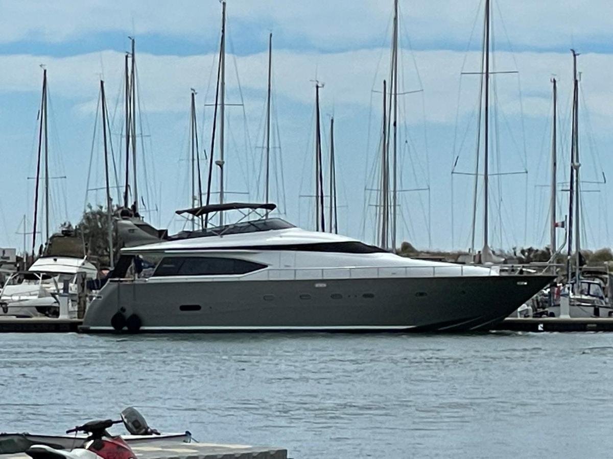 Motoryacht 21 Avec Equipage Hotel Barcelona Bagian luar foto