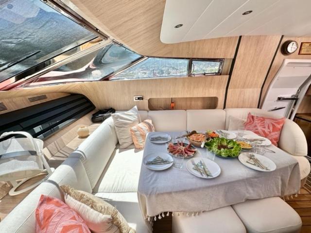Motoryacht 21 Avec Equipage Hotel Barcelona Bagian luar foto