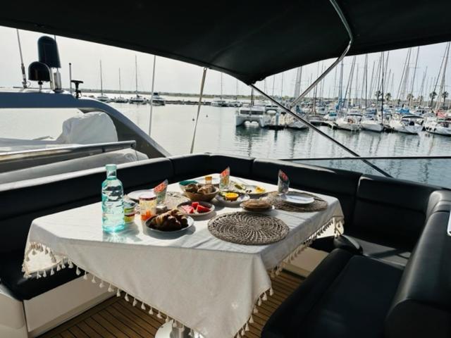 Motoryacht 21 Avec Equipage Hotel Barcelona Bagian luar foto