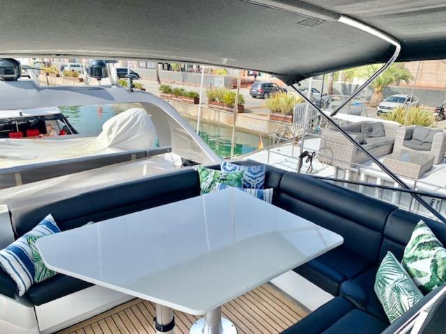 Motoryacht 21 Avec Equipage Hotel Barcelona Bagian luar foto