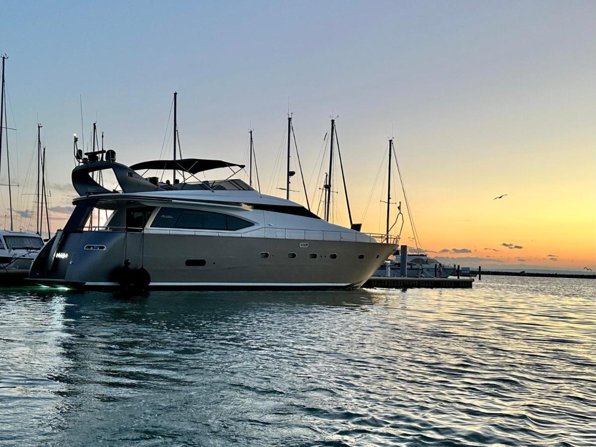 Motoryacht 21 Avec Equipage Hotel Barcelona Bagian luar foto