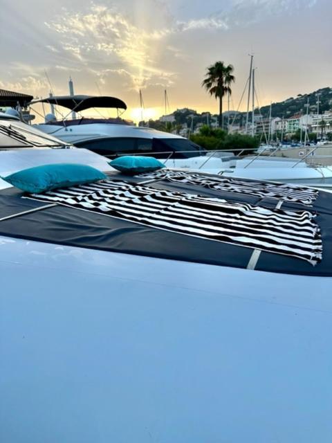 Motoryacht 21 Avec Equipage Hotel Barcelona Bagian luar foto
