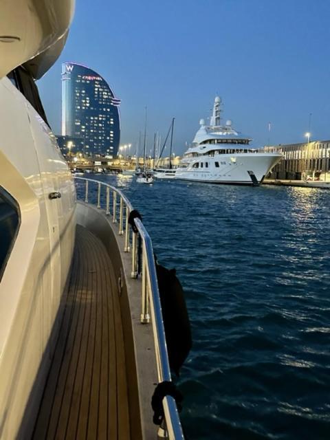 Motoryacht 21 Avec Equipage Hotel Barcelona Bagian luar foto