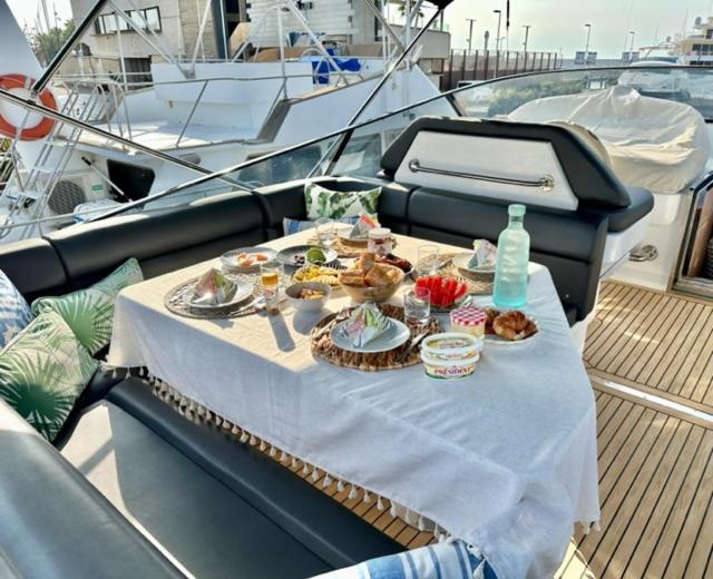 Motoryacht 21 Avec Equipage Hotel Barcelona Bagian luar foto