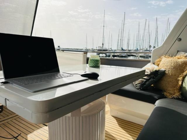 Motoryacht 21 Avec Equipage Hotel Barcelona Bagian luar foto