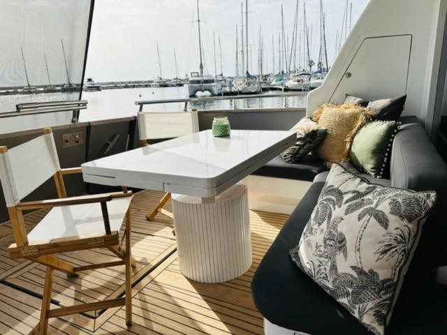 Motoryacht 21 Avec Equipage Hotel Barcelona Bagian luar foto