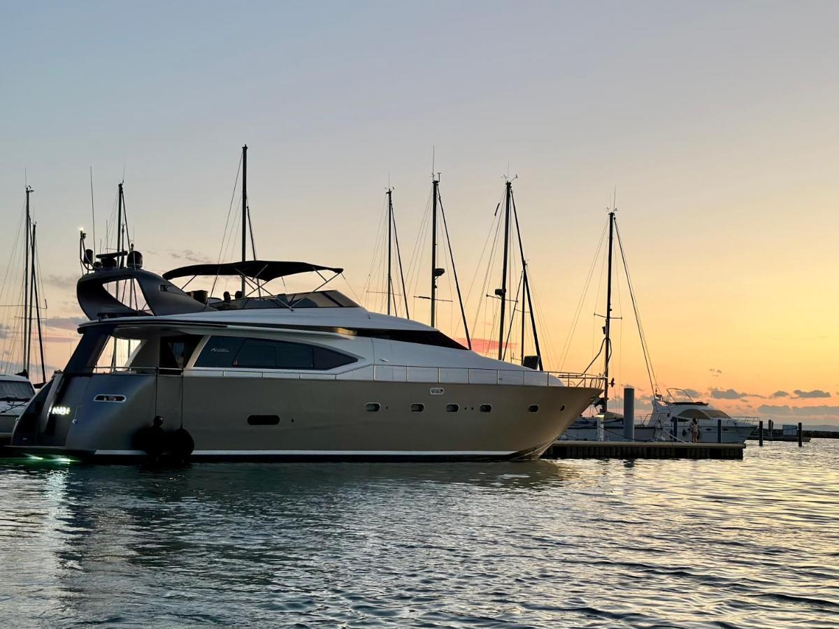Motoryacht 21 Avec Equipage Hotel Barcelona Bagian luar foto