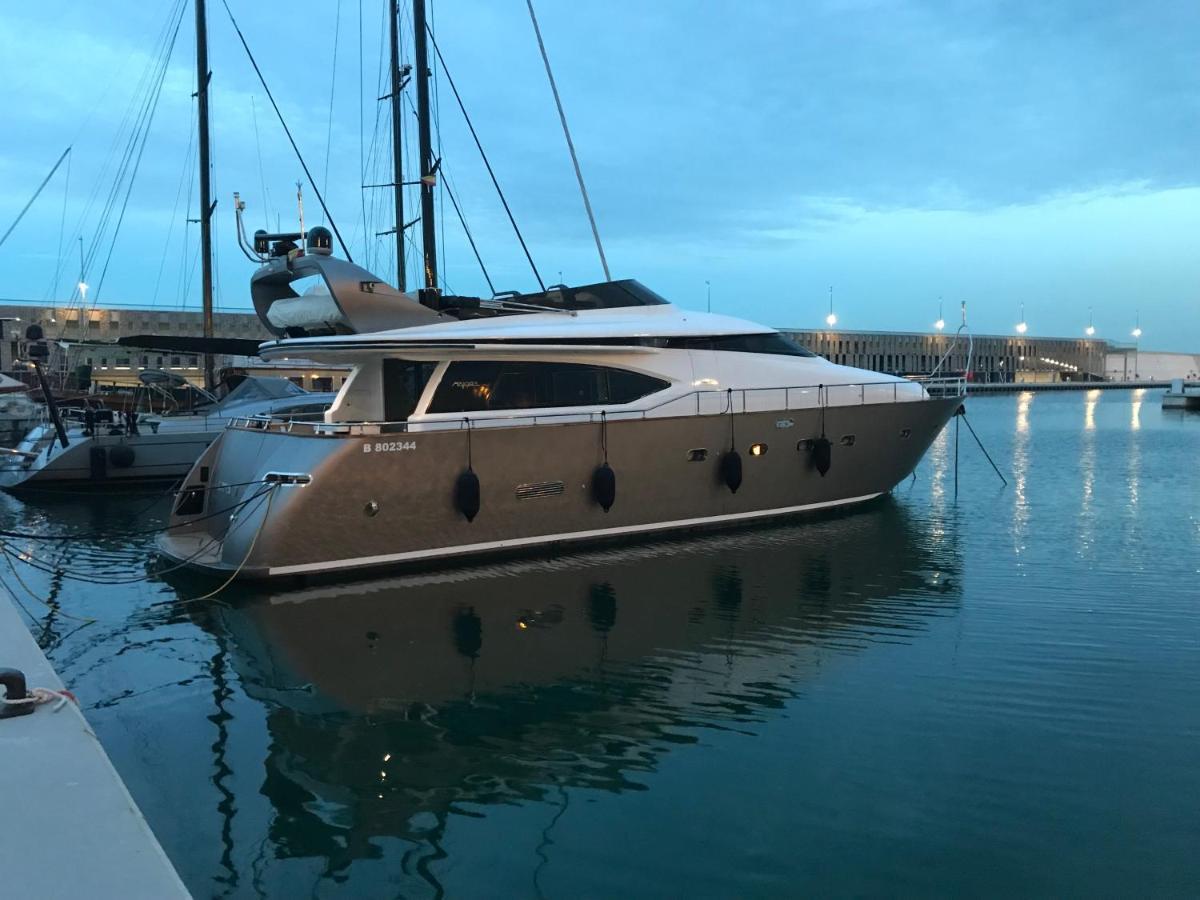 Motoryacht 21 Avec Equipage Hotel Barcelona Bagian luar foto