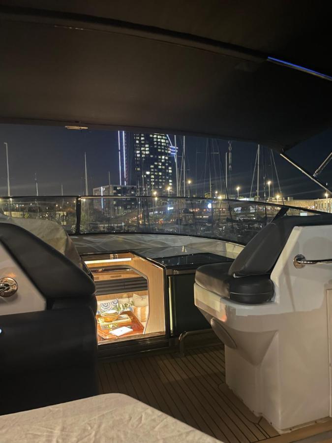 Motoryacht 21 Avec Equipage Hotel Barcelona Bagian luar foto