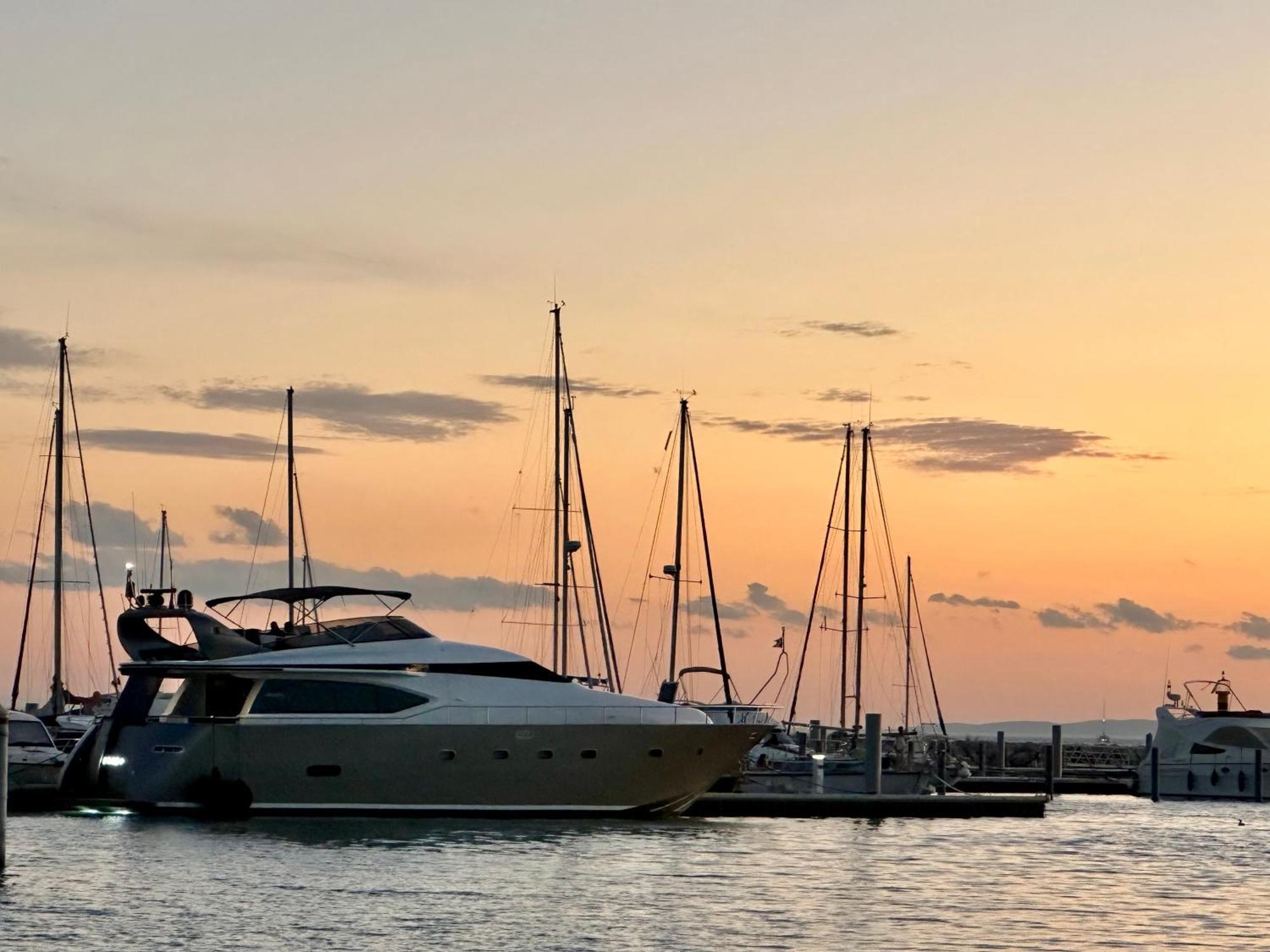 Motoryacht 21 Avec Equipage Hotel Barcelona Bagian luar foto