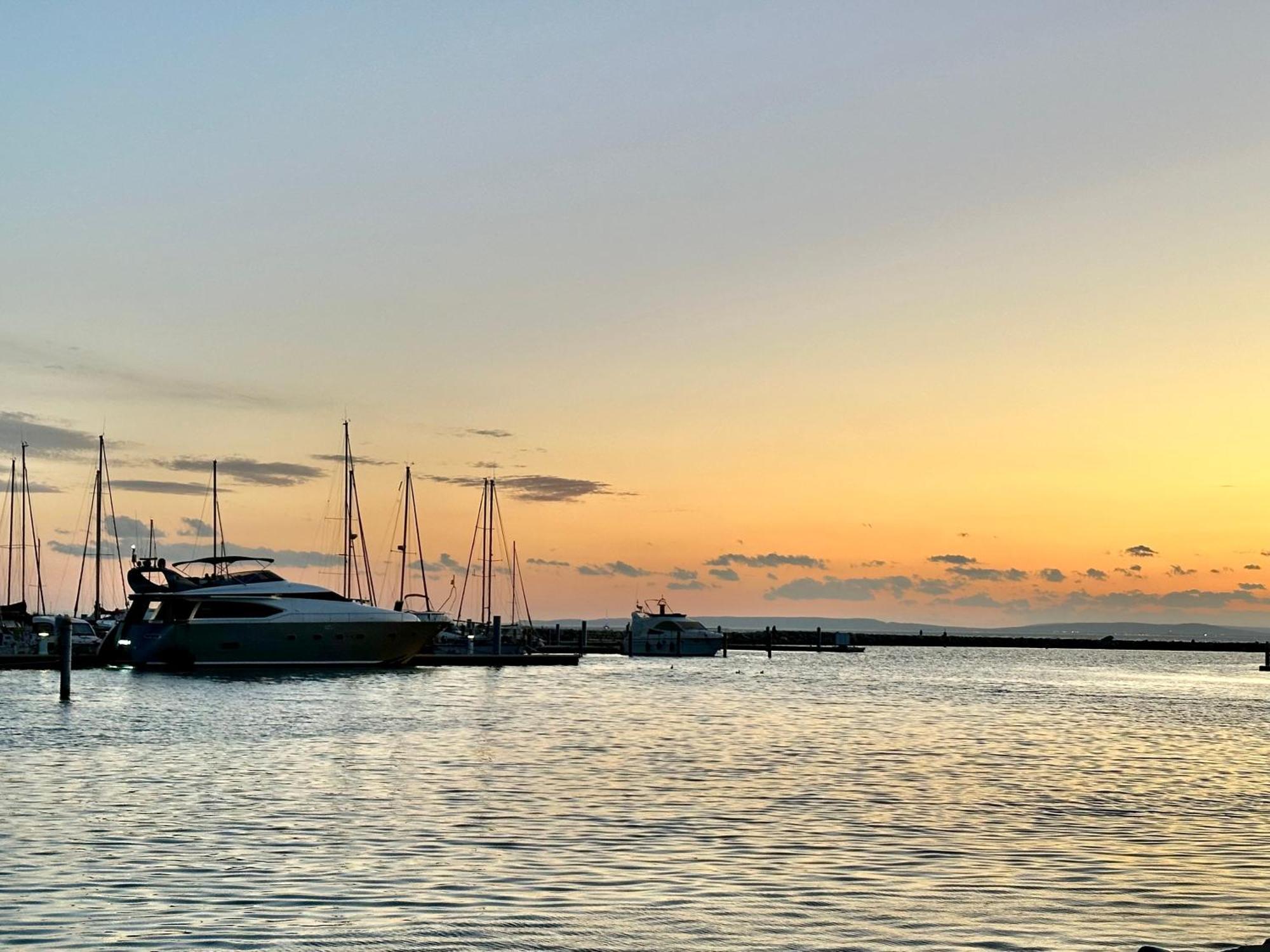 Motoryacht 21 Avec Equipage Hotel Barcelona Bagian luar foto